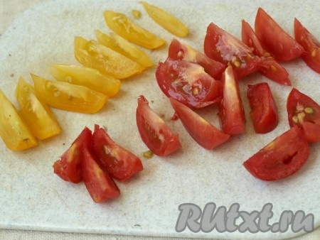 Помидоры вымыть, вырезать плодоножку и нарезать дольками.