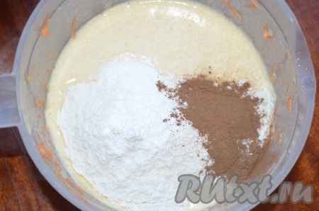 В получившуюся смесь всыпать разрыхлитель, корицу, частями начать просеивать муку, каждый раз хорошо вмешивая в тесто с помощью лопатки (или ложки). Добавляя муку, важно учитывать, что тесто для морковно-бананового пирога должно получиться в меру густым, напоминающим сметану средней густоты.&nbsp;