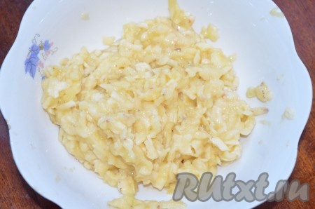 Очищенные бананы размять в глубокой тарелке вилкой или натереть на крупной тёрке.