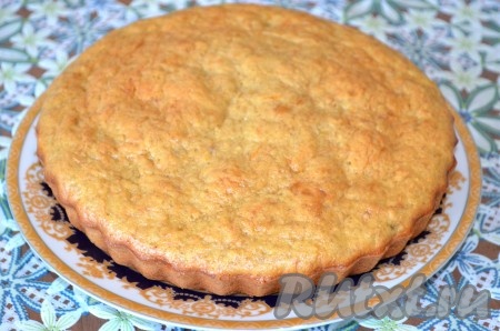 Морковно-банановый пирог достать из духовки, дать ему немного остыть в форме, затем вынуть из формы и оставить полностью остывать.