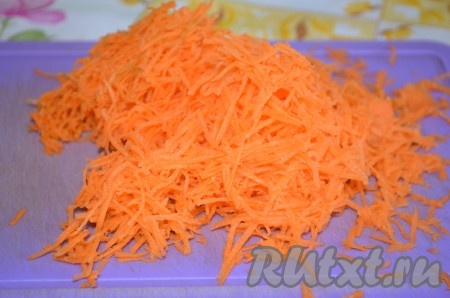 Растопить 130 грамм сливочного масла (я растопила в микроволновке), дать ему остыть. 100 грамм очищенной моркови натереть на мелкой тёрке.&nbsp;