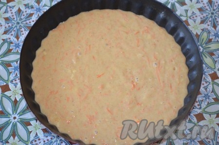 Форму для выпечки диаметром 18-20 сантиметров смазать маслом, выложить тесто, поставить в разогретую до 180 градусов духовку, выпекать морковный пирог с бананами минут 40. Продолжительность выпечки во многом зависит от духовки. Для того чтобы проверить готовность, проколите пирог сухой зубочисткой, если на зубочистке после прокалывания не останется следов теста, значит выпечка готова.