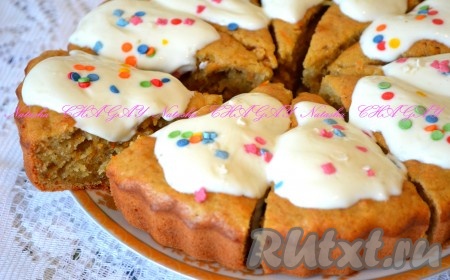 Получившимся сметанным кремом смазать верх выпечки, я ещё украсила кондитерской посыпкой. Нарезать на кусочки и можно наслаждаться ароматным и вкусным морковным пирогом, приготовленным с бананом.