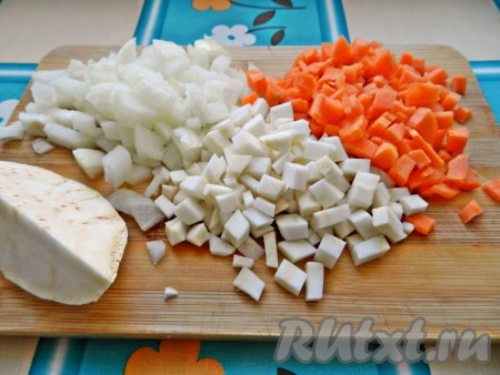 Овощи очистить и нарезать кубиками.