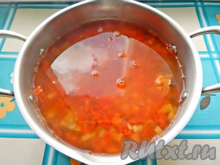 В кипящий бульон выложить  промытую чечевицу и варить 10 минут. Затем добавить овощи и готовить еще 5 минут до мягкости всех овощей.