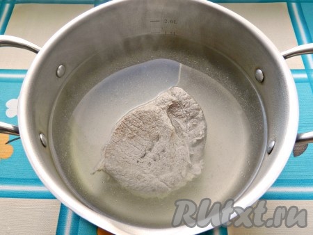 Говядину вымыть, положить в кастрюлю, залить 1,5 литрами воды. Довести до кипения, снять всю пену, уменьшить огонь и варить 1 час. Посолить. Когда мясо сварится, разделать его на кусочки и снова вернуть в кастрюлю.
