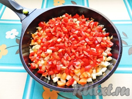 Добавить нарезанный кубиками болгарский перец, перемешать, обжарить еще 2 минуты.