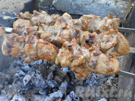 Шашлык из курицы, замаринованной в соевом соусе, жарить над раскалёнными углями до готовности (обычно 15-20 минут), периодически переворачивая шампуры, следя за жаром и не допуская прямого огня. Время жарки зависит от жара углей. Проверить готовность можно, разрезав кусочек мяса ножом. Если разрез светлый и выделяется прозрачный сок - шашлык готов!