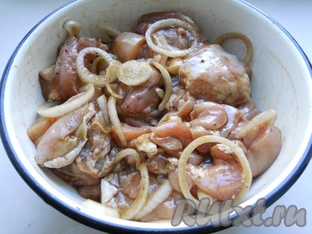 Влить соевый соус, посыпать щедро специями для шашлыка, хорошо перемешать. Оставить курицу для маринования минимум на 1 час при комнатной температуре. Так как соевый соус достаточно солёный, соль в этом рецепте шашлыка не понадобится.