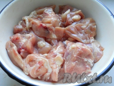 Куриное мясо освободить от костей. Нарезать на кубики размером примерно 4 сантиметра на 4 сантиметра. Лучше всего для шашлыка подходит филе бедра, так как в нём присутствует жир. Также можно взять филе грудки, тогда ваш куриный шашлык получится менее сочным, но более диетическим.