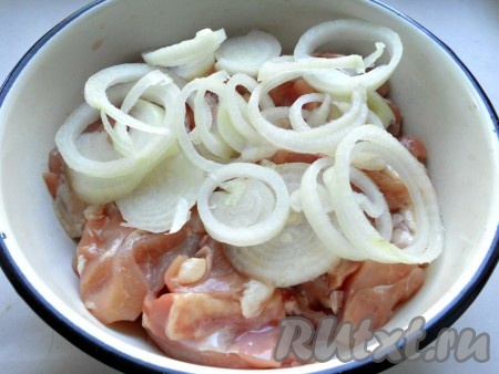 Репчатый лук очистить и нарезать кольцами, добавить к куриному мясу. Я настоятельно советую добавить лук, так как во время маринования он отлично размягчает мясо и ваш шашлык будет очень нежным.