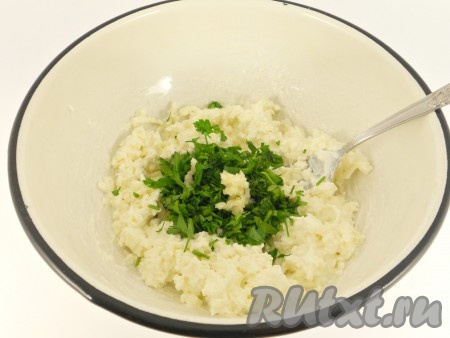 Добавить к брынзе измельченную зелень и чеснок, пропущенный через пресс.
