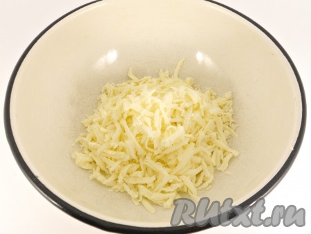 Брынзу натереть на терке или размять вилкой.