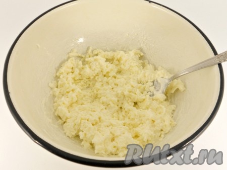 Добавить сметану и хорошо перемешать до однородной массы.