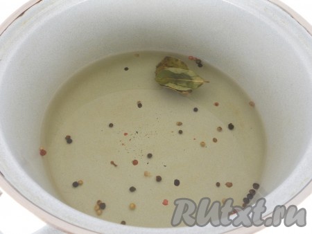 1 литр воды влить в кастрюлю, добавить соль, сахар, смесь перцев горошком и лавровые листья, поставить на огонь, довести до кипения.