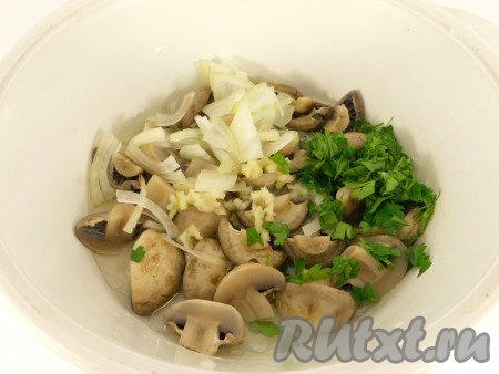 Далее шампиньоны откинуть на дуршлаг, лист лавровый можно выбросить. Промыть грибы холодной водой, дать стечь лишней воде. Грибы переложить в глубокую тарелку, добавить к ним уксус, растительное масло, чеснок, пропущенный через пресс. Если маринованные шампиньоны вы планируете подавать в качестве закуски, тогда, по желанию, можно добавить измельчённую зелень петрушки и нарезанный тонкими полукольцами репчатый лук. Хорошо перемешать грибы с маринадом и оставить на 10 минут для маринования.