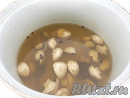 В кастрюлю с закипевшим рассолом выложить шампиньоны, после закипания рассола уменьшить огонь до минимума и варить грибы 10 минут.
