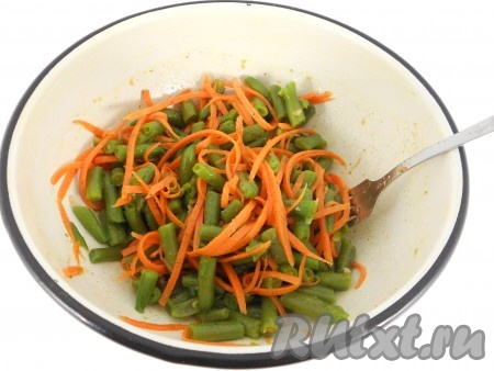 Все тщательно перемешать и поместить фасоль в холодильник на пару часов.