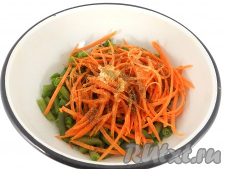 Влить растительное масло и уксус, добавить сахар, кориандр, перец молотый черный и красный. Посолить по вкусу.