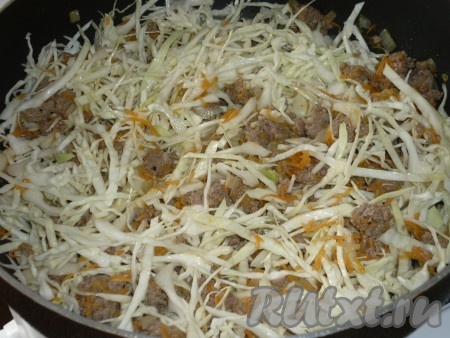 Капусту нашинковать и добавить к фаршу и овощам.
