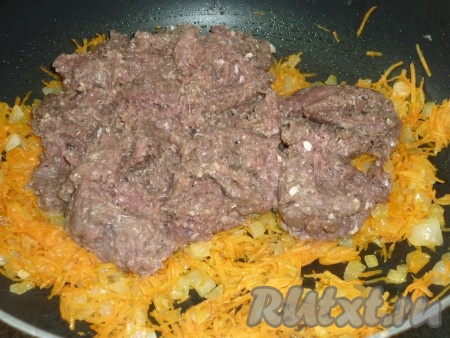 К обжаренным овощам добавить фарш.
