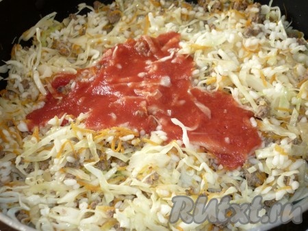 Влить в кастрюлю воду, томатный сок, посолить, поперчить, перемешать, накрыть крышкой и тушить ленивые голубцы до готовности.
