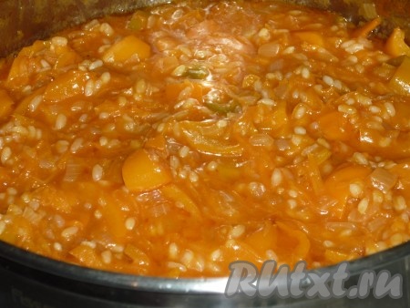 Поставить кастрюлю на огонь, периодически помешивая, варить до готовности риса.