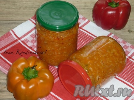 Вкусный, сытный салат с рисом готов, можно убирать до зимы на хранение.