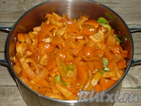 Соединить все овощи в кастрюле.