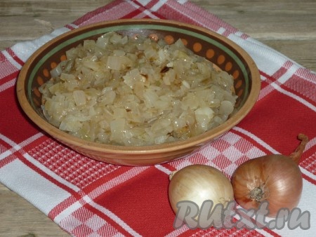 Лук порезать кубиком и поджарить на небольшом количестве растительного масла до золотистого цвета.