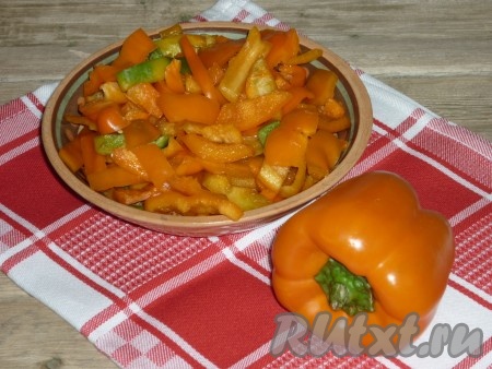 Перец нарезать соломкой.