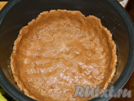 Чашу мультиварки смазываем растительным маслом. Немного теста откладываем для украшения, а остальное тесто распределяем по дну чаши мультиварки, формируя высокие бортики.