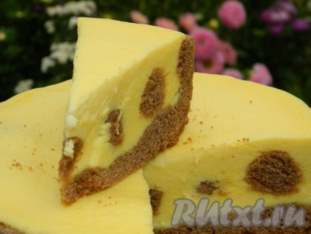 Посмотрите, какой восхитительный разрез у нашего творожного пирога, начинка хорошо застыла и пирог режется замечательно.