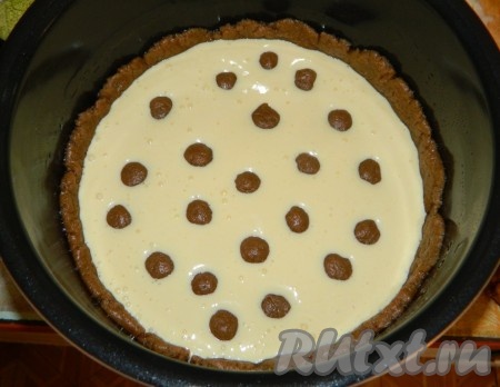 На тесто выливаем начинку. Ранее отложенное тесто скатываем в маленькие шарики и раскладываем их по творожному пирогу. Выставляем в мультиварке режим "Выпечка" и готовим 1 час 25 минут.