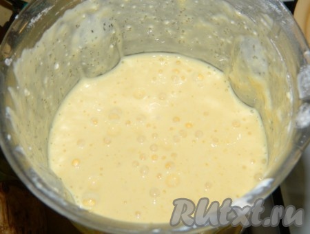 Для приготовления творожной начинки смешиваем все ингредиенты начинки (творог,&nbsp;сметану, яйца, крахмал и сахар). Я для этого воспользовалась блендером с чашей, можно также смешать погружным блендером или в измельчителе. Творожная начинка будет жидковатой, пусть вас это не пугает, так как в ней есть крахмал, а он поможет хорошо схватиться начинке.