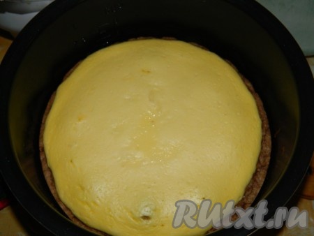 Готовый творожно-шоколадный пирог оставляем в чаше мультиварки до полного остывания. Затем он легко извлечётся с помощью чаши для варки на пару (такая чаша входит в комплект любой мультиварки).