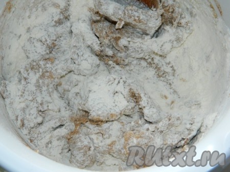 Добавляем какао, соду. Перемешиваем и начинаем постепенно подсыпать муку. Сначала тесто будет жидким, замешиваем его столовой ложкой, затем продолжаем руками. Как только тесто соединилось в ком, слаболипнущий к рукам, больше муки не добавляем и больше тесто не вымешиваем.