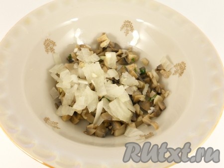 Заранее сварить вкрутую яйцо (на отваривание потребуется после закипания воды минут 9-10). Маринованные грибы и очищенный лук мелко нарезать, выложить в глубокую тарелку. Несколько грибов оставьте для украшения бутербродов.