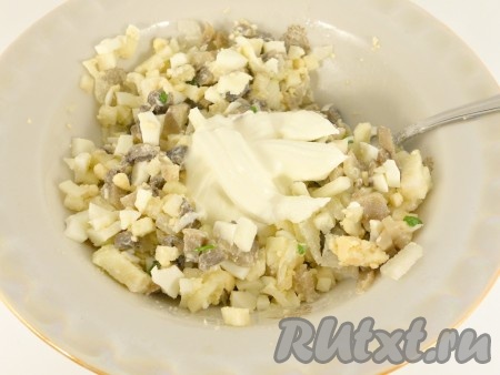 Затем к грибам и луку добавить яйцо, нарезанное на мелкие кубики, перемешать. Посолить по вкусу и заправить и майонезом.