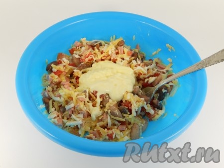 Добавить чеснок, пропущенный через пресс, и заправить салатик майонезом. По вкусу посолить и по желанию поперчить.
