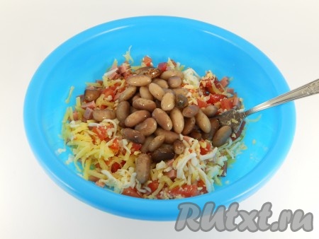 Далее добавить отварную или консервированную красную фасоль.