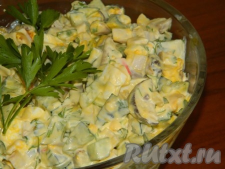 Блюдо, если надо, посолить, заправить майонезом. Желательно немного охладить в холодильнике. Салат с крабовыми палочками и жареными грибами получается очень вкусным и достаточно сытным, он станет отличным дополнением к семейному обеду или ужину!