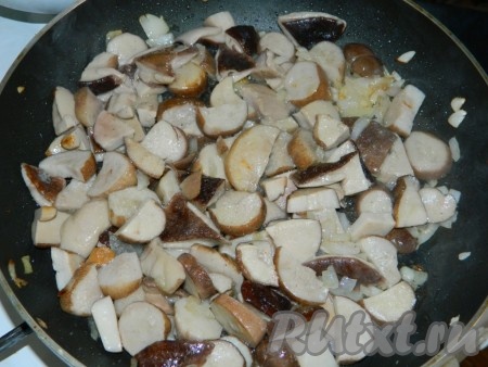 Луковицу очистить, нарезать достаточно мелко, выложить на разогретую с растительным маслом сковороду и обжарить, иногда помешивая, до прозрачности (на это потребуется, примерно, 3-5 минут). К обжаренному луку добавить отваренные лесные грибы (или свежие шампиньоны, нарезанные пластинами, - шампиньоны предварительно отваривать не нужно), перемешать. Обжаривать грибы с луком, помешивая, минут 5-7, затем снять с огня и дать полностью остыть.
