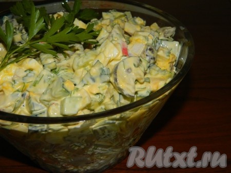 Салат с крабовыми палочками и жареными грибами