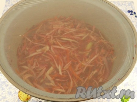Довести до кипения воду с солью, сахаром и уксусом. Залить горячим маринадом овощи. Накрыть миску с овощами пищевой плёнкой и оставить в прохладном месте на 5-6 часов.