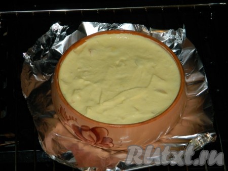 Творожную массу, яблоки и взбитые белки соединяем и аккуратно перемешиваем. Выкладываем в форму (у меня диаметром 17 см), смазанную маслом, и выпекаем 30-40 минут в разогретой духовке при температуре 180 градусов (до румяности суфле).
