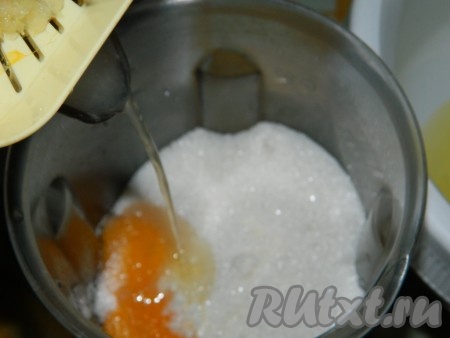 Яйца разделяем на белки и желтки. Оставшийся лимонный сок, творог, яичные желтки и сахар взбиваем блендером до однородной массы.
