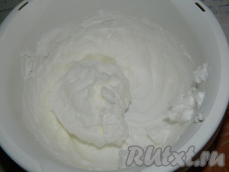 Отдельно взбиваем яичные белки.
