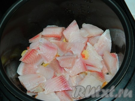 Затем добавить в чашу мультиварки тилапию, порезанную на кусочки, и включить на 30 минут режим "Тушение".
