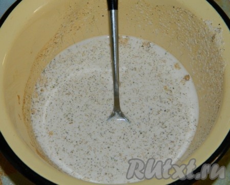 Отдельно смешать сливки, манку, имбирь и соль.
